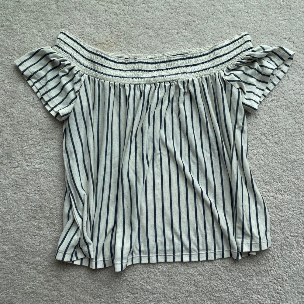 American Eagle Cold shoulder top